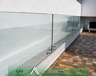 Barandal de cristal templado moderno para balcón residencial en CDMX