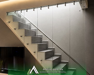 Barandal de cristal templado con montaje lateral en escaleras modernas