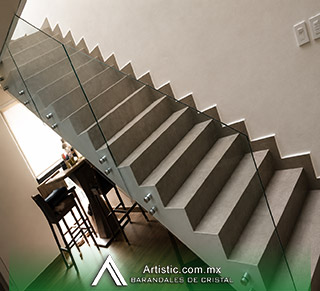 Barandal de cristal templado minimalista sin pasamanos para escaleras