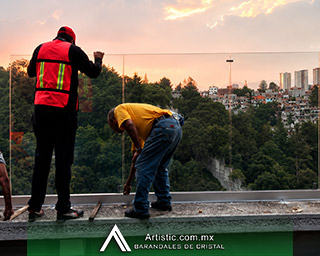 Barandal de cristal templado sin marco visible para terraza moderna en CDMX