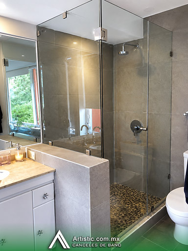 Cancel de baño en escuadra con puerta abatible en vidrio templado y conectores de acero inoxidable (CDMX)