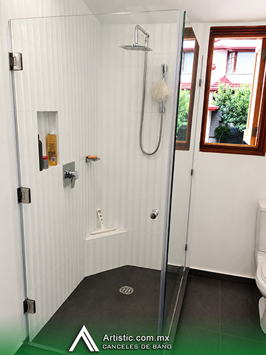 Cancel de baño esquinero en escuadra con puerta abatible en cristal templado (CDMX)
