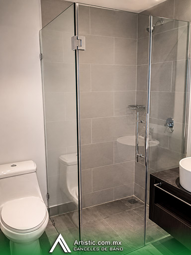 Cancel de baño en escuadra con puerta abatible y jaladera tipo H en vidrio templado (CDMX)