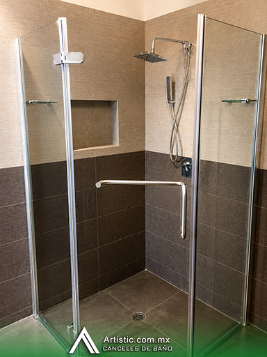 Cancel de baño moderno en escuadra con puerta abatible en vidrio templado (CDMX)