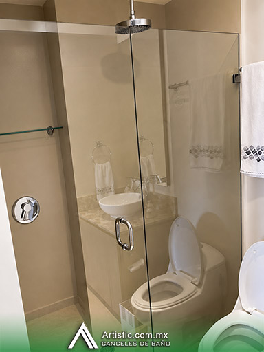 Cancel de baño abatible con jaladera tipo C en acero inoxidable