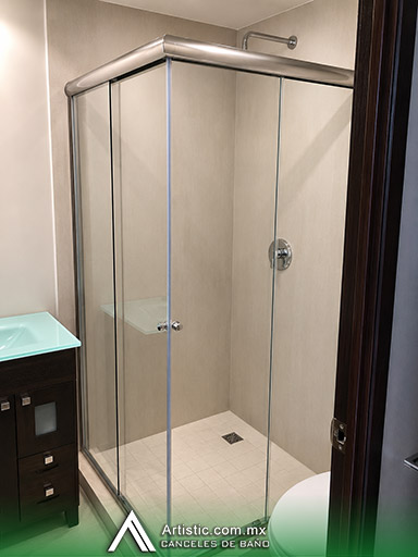 Cancel de baño en escuadra tipo L en vidrio templado con herrajes de acero inoxidable (CDMX)