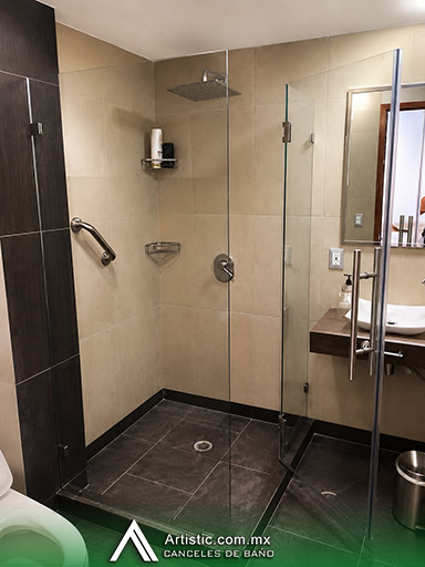 Cancel de baño en escuadra con jaladera tipo H y vidrio templado ahumado (CDMX)