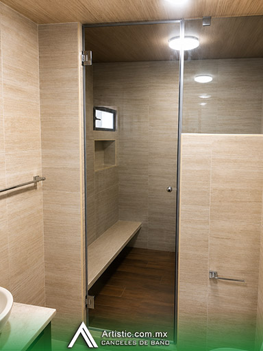 Puerta abatible tipo sauna con vidrio templado esmerilado