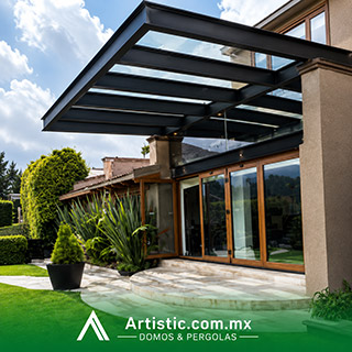 Pérgola de cristal templado con estructura metálica para fachada residencial en CDMX