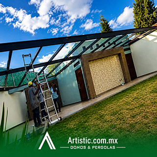 Pérgola de cristal templado adosada para terraza lateral en CDMX