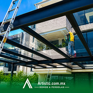 Pérgola de cristal templado sobre muro de concreto para terraza en CDMX