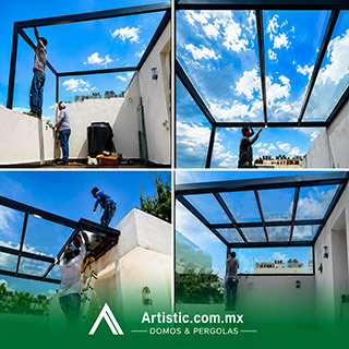 Pérgola con techo de cristal templado para terraza pequeña en CDMX