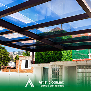 Pérgola minimalista de cristal templado con barandal de vidrio en CDMX