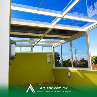 Pérgola corrediza automatizada de cristal templado para terraza elevada en CDMX