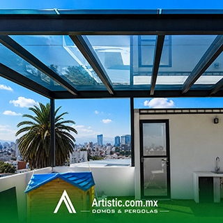 Pérgola de cristal templado para terraza en CDMX con estructura negra