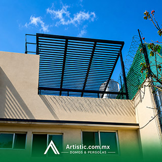 Pérgola de cristal templado con estructura negra para azotea en CDMX