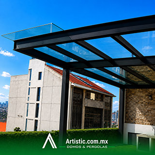 Pérgola moderna de cristal templado para sala exterior en CDMX