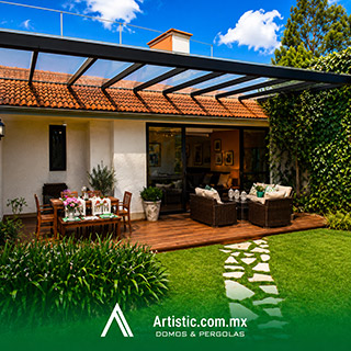 Pérgola moderna de cristal templado para jardín en CDMX