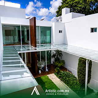 Pérgola de acero y cristal templado para jardín en CDMX