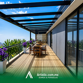 Pérgola premium de cristal templado para terraza amplia en CDMX