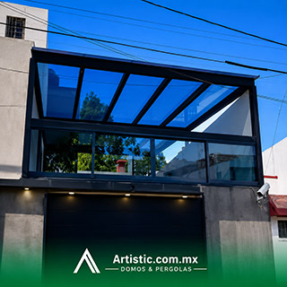 Pérgola de cristal templado para cochera en CDMX con estructura IPR
