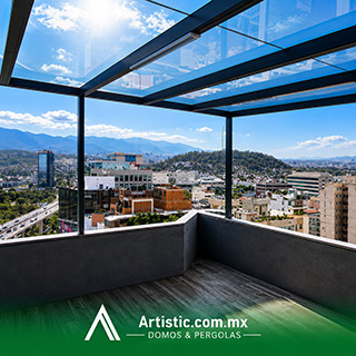 Techo de cristal templado para patio moderno en CDMX con estructura de acero