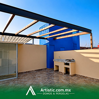 Pérgola de cristal templado con estructura de acero para terraza en CDMX