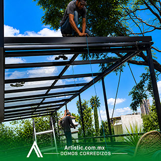 Pérgola corrediza de cristal templado para terraza en CDMX con vista abierta