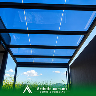 Pérgola de cristal templado con película de control solar para exterior en CDMX