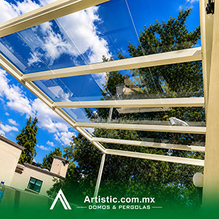 Pérgola minimalista de cristal templado para terraza moderna en CDMX