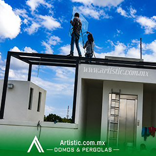 Pérgola de cristal templado para exteriores en CDMX con estructura metálica