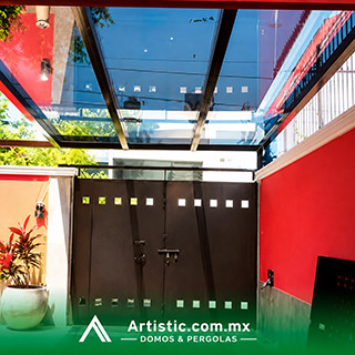 Pérgola de cristal templado para cochera o entrada en CDMX con estructura de acero