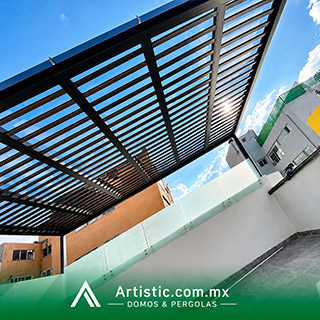 Pérgola corrediza de cristal templado con estructura metálica en CDMX