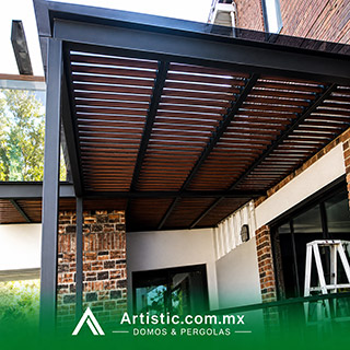 Pérgola de cristal para jardín en CDMX